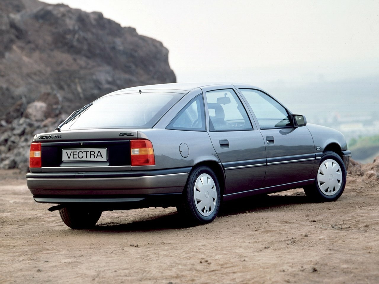 Opel Vectra, A, 1988–1995, Лифтбек: Вид сзади в три четверти