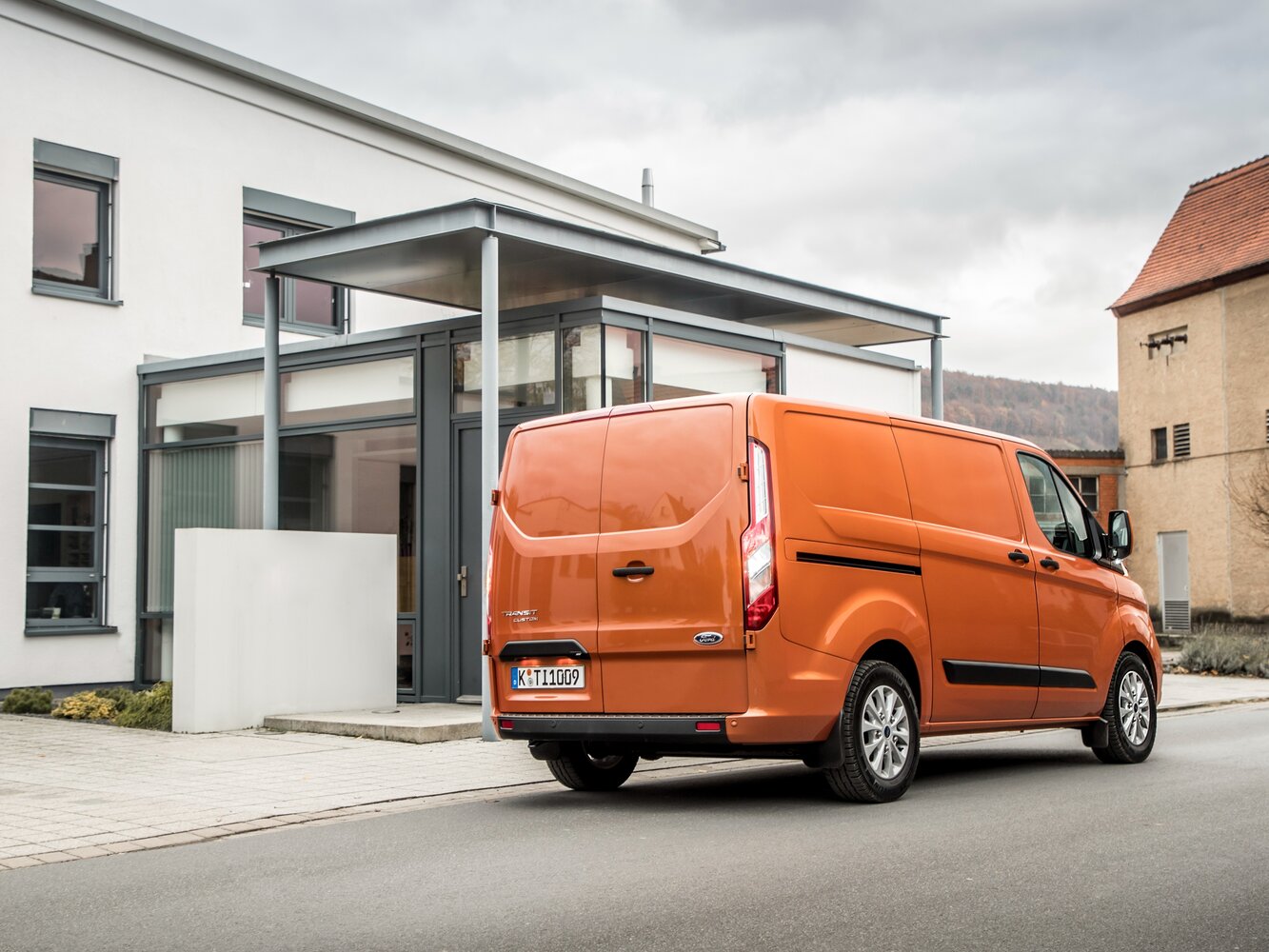 Ford Transit Custom, I Рестайлинг, 2017–2023, Фургон SWB Van: Вид сзади в три четверти