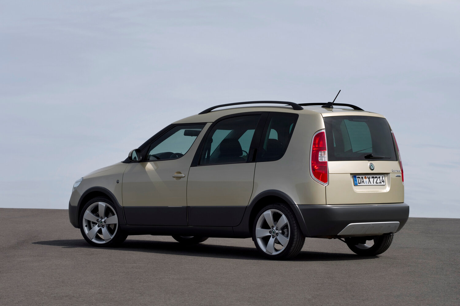 Skoda Roomster, I Рестайлинг, 2010–2015, Компактвэн Scout: Вид сзади в три четверти
