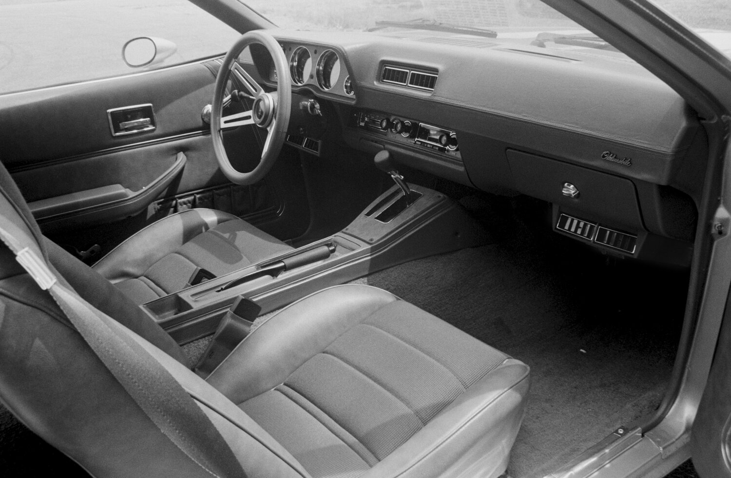 Oldsmobile Starfire, II, 1975–1980, Хэтчбек 3 дв.: Передняя часть салона