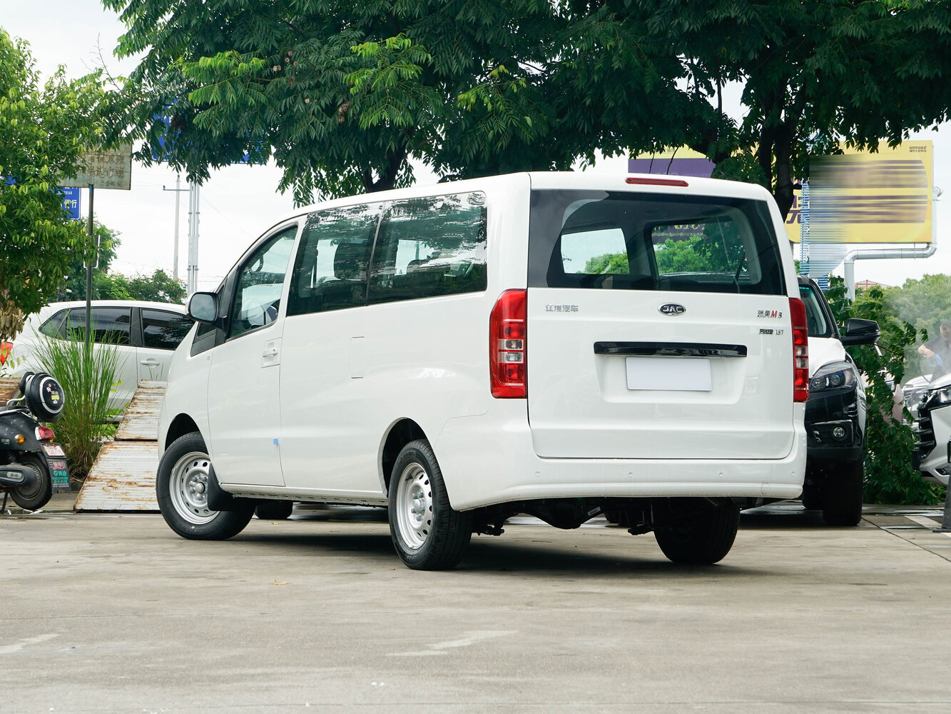 JAC Refine M3, , 2016–2026, Minivan LWB: Rear three-quarter view