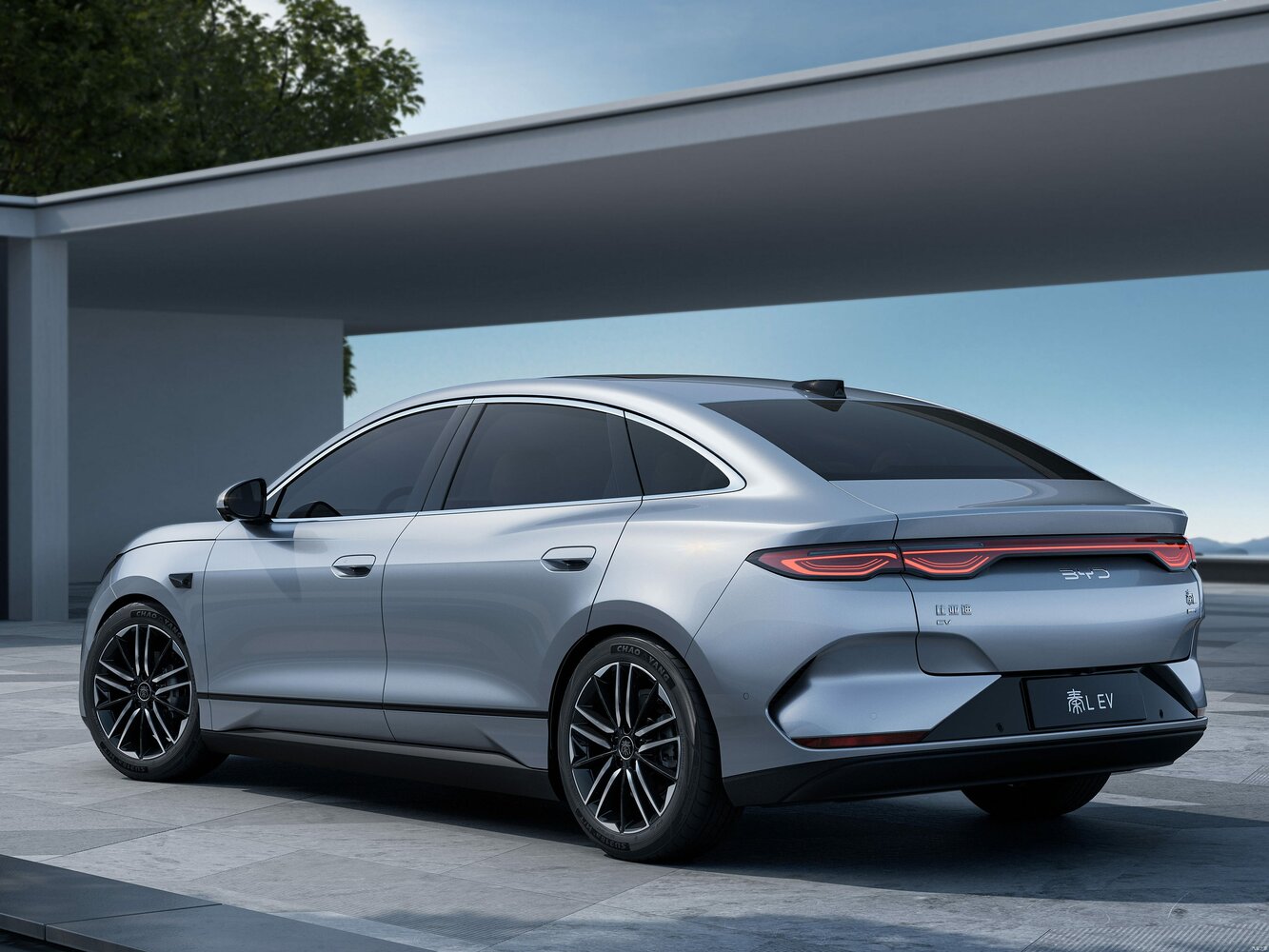 BYD Qin L, , 2024–2026, Седан EV: Вид сзади в три четверти