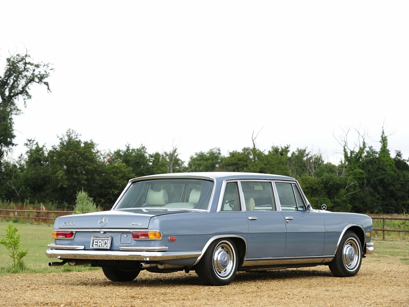 Mercedes-Benz W100, , 1964–1981, Седан: Вид сзади в три четверти