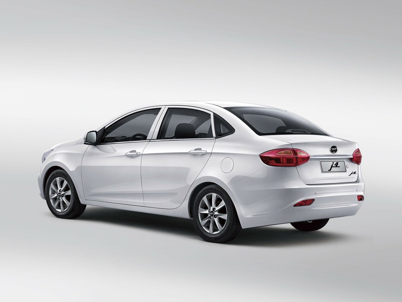JAC J4 (Heyue A30), , 2013–2019, Седан: Вид сзади в три четверти
