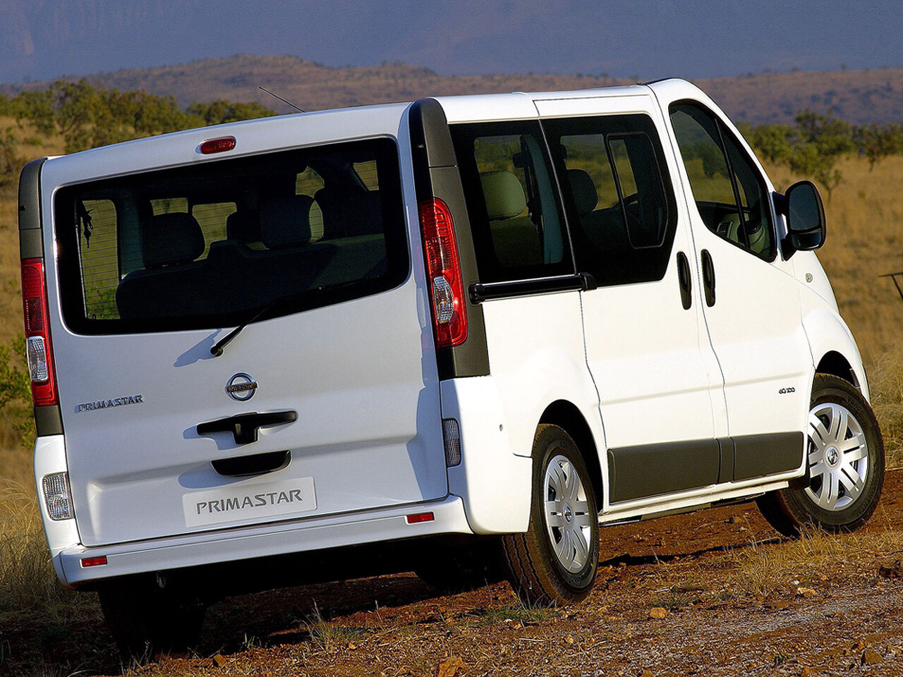 Nissan Primastar, I facelift, 2006–2014, Minivan: Rear three-quarter view