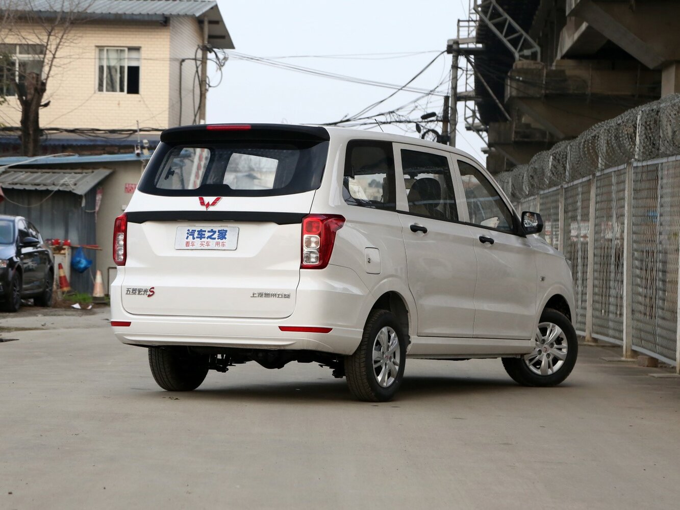 Wuling Hongguang S, , 2018–2026, Compact MPV: Rear three-quarter view