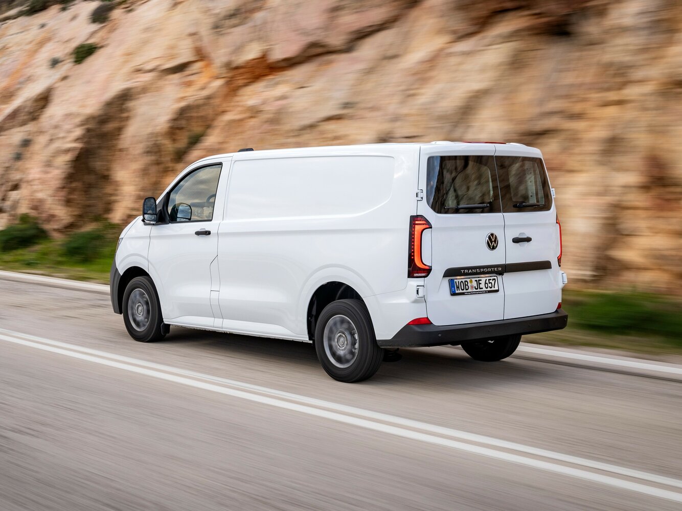 Volkswagen Transporter, T7, 2024–2026, Фургон: Вид сзади в три четверти