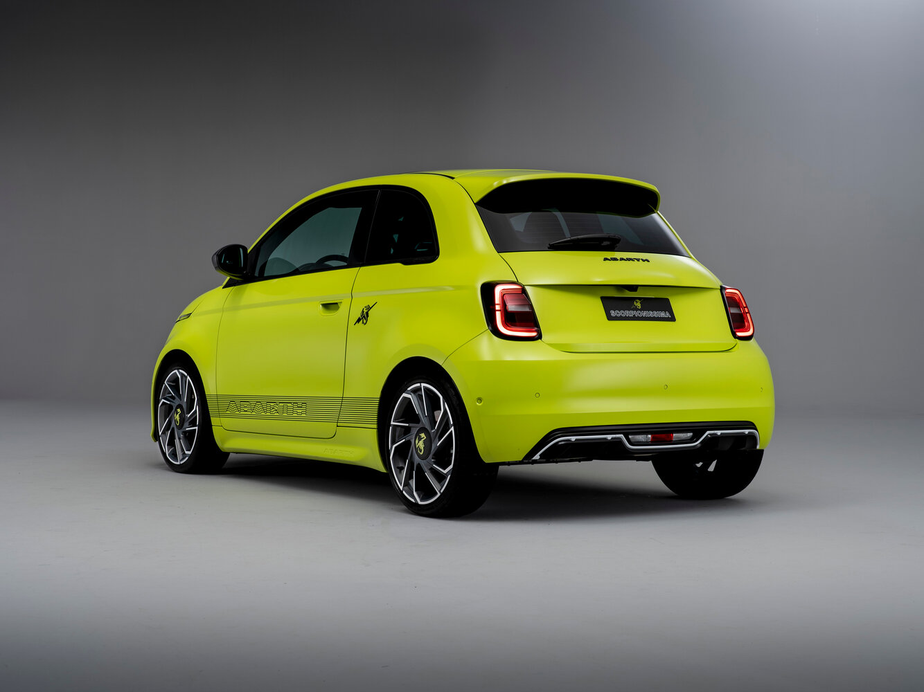 Abarth 500, II, 2023–2026, Хэтчбек 3 дв.: Вид сзади в три четверти