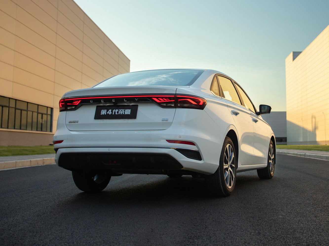 Geely Emgrand, II, 2021–2026, Седан: Вид сзади в три четверти