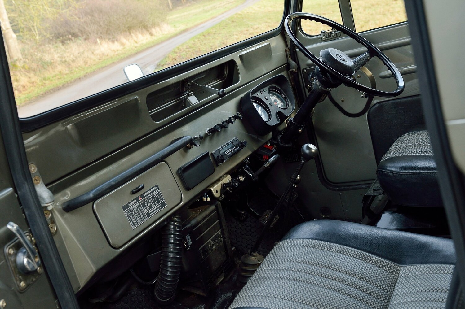 Mitsubishi Jeep J, , 1953–1998, Внедорожник 3 дв.: Передняя часть салона