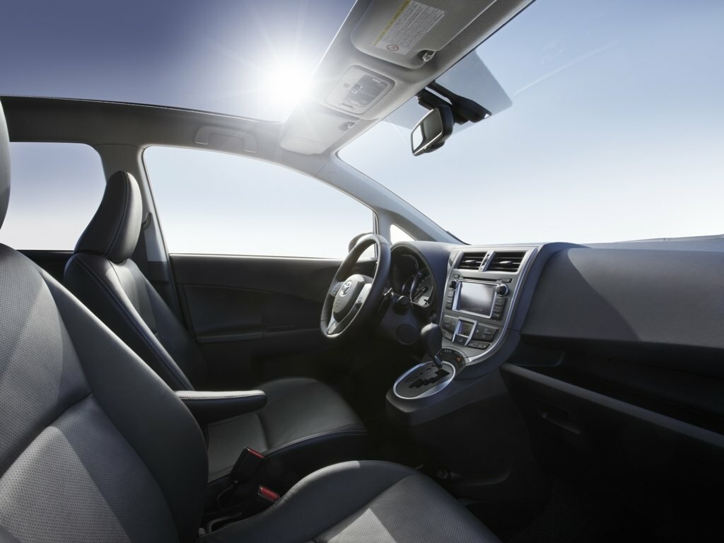 Toyota Verso-S, , 2010–2018, Hatchback 5 door: Front cabin