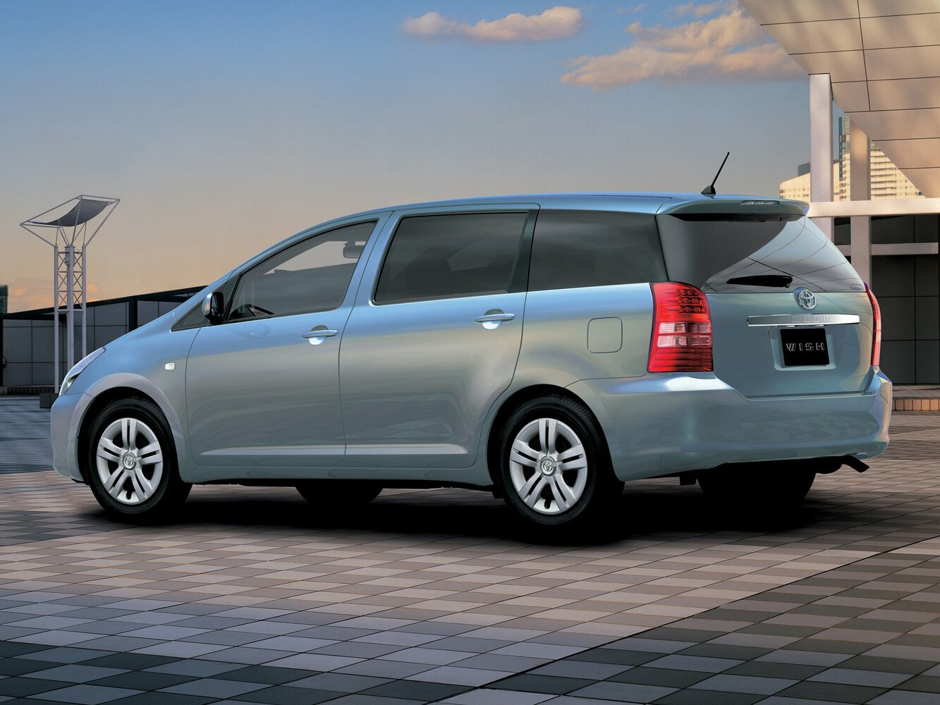 Toyota Wish, I, 2003–2005, Compact MPV: Rear three-quarter view
