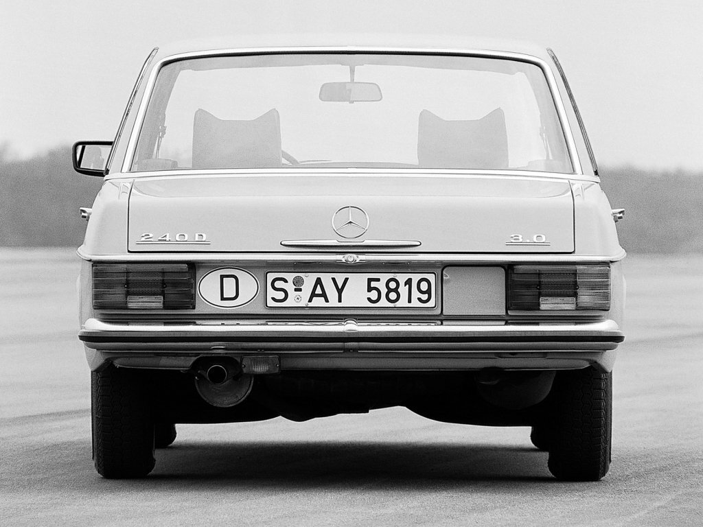 Mercedes-Benz W115, , 1968–1977, Седан: Вид сзади