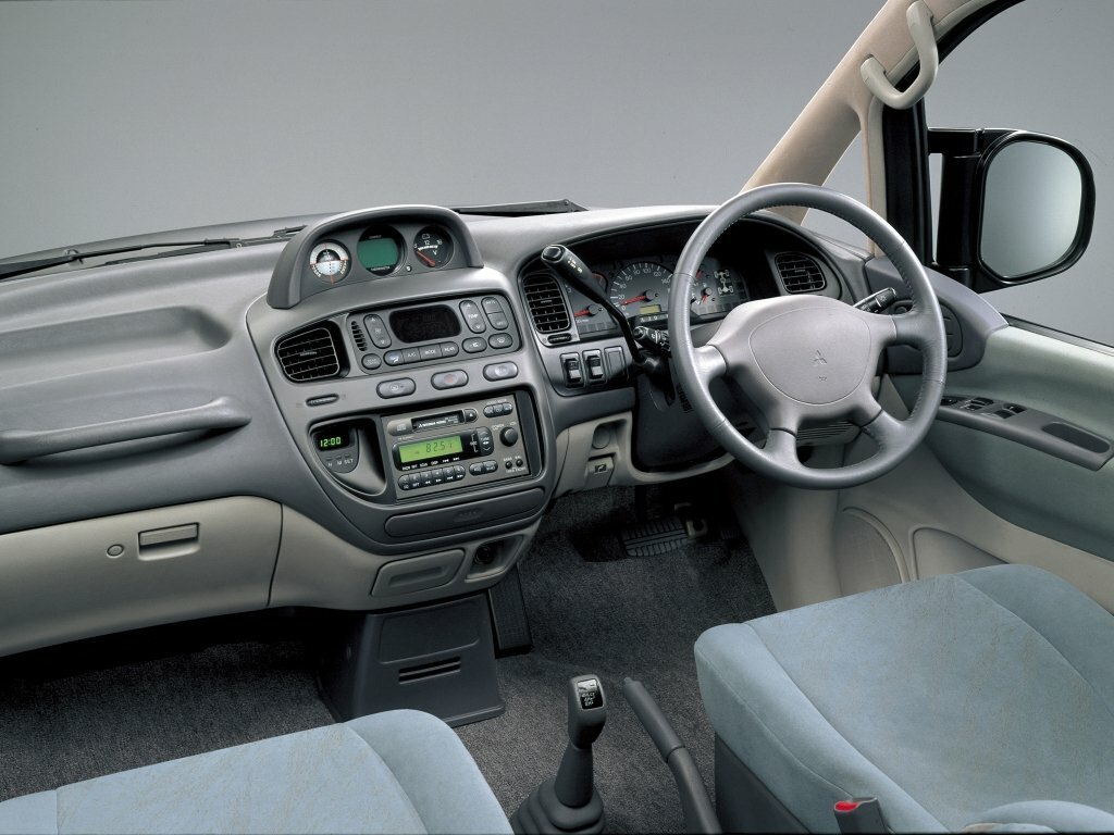 Mitsubishi Delica, IV, 1994–2007, Минивэн: Передняя панель