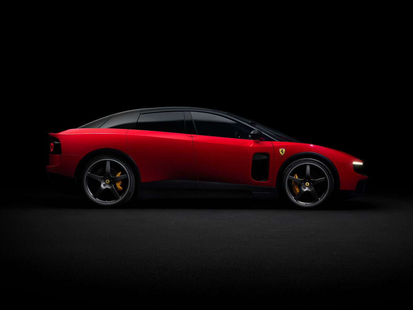 Ferrari Luce, , 2026–2026, Лифтбек: Вид сбоку