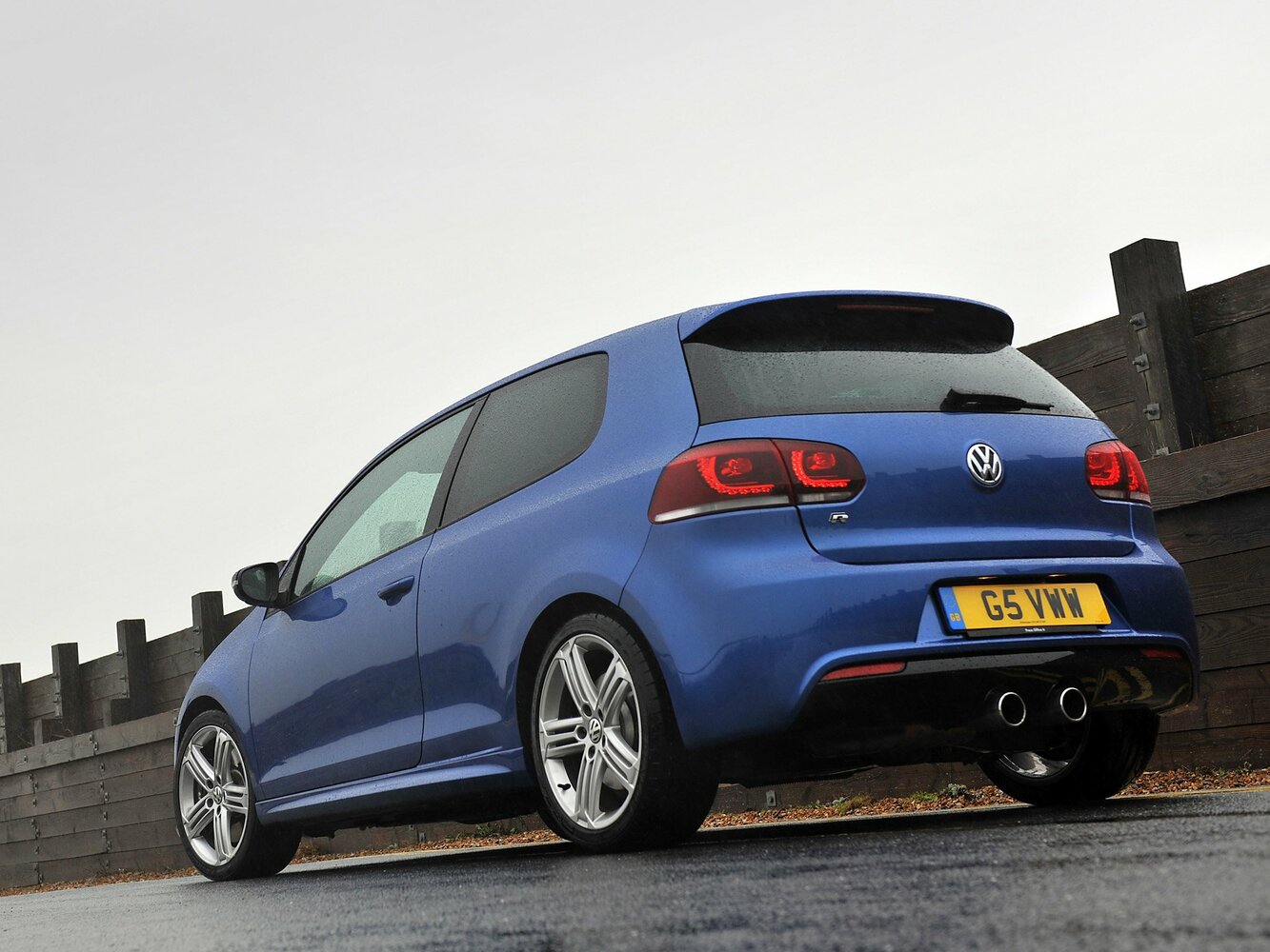 Volkswagen Golf R, VI, 2009–2013, Хэтчбек 3 дв.: Вид сзади в три четверти