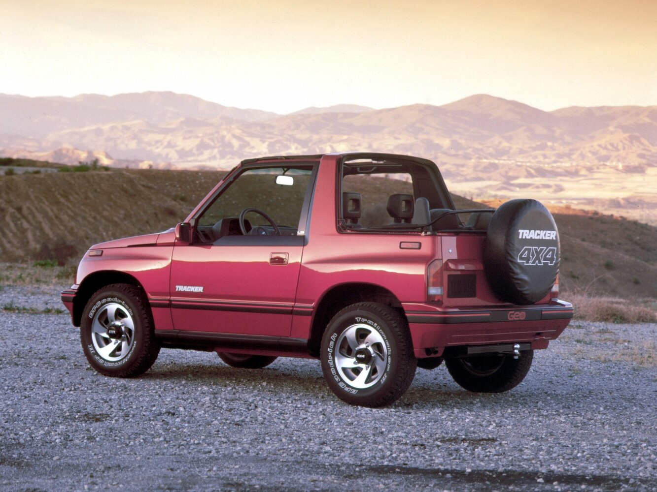 Geo Tracker, , 1989–1998, SUV open-top: Rear three-quarter view
