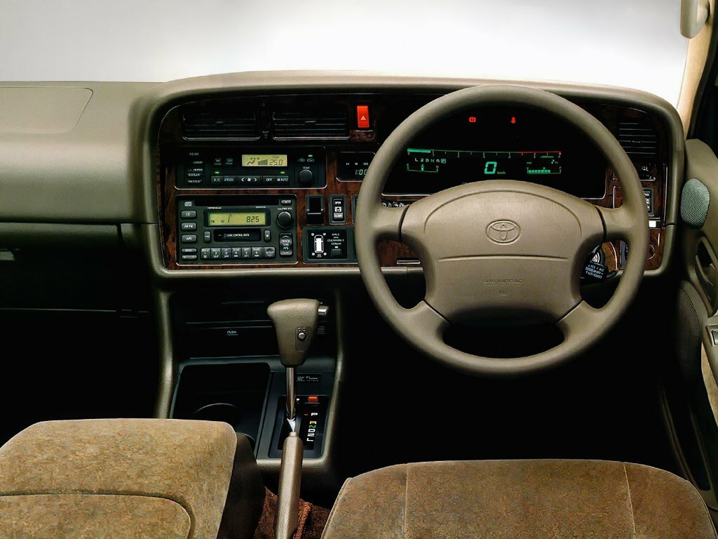 Toyota HiAce, H100, 1989–2004, Минивэн: Передняя панель