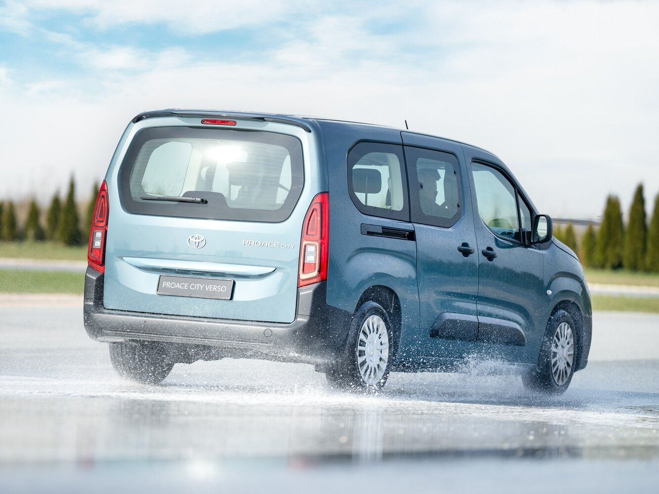 Toyota ProAce City, I facelift, 2024–2026, Compact MPV Verso L2: Rear three-quarter view