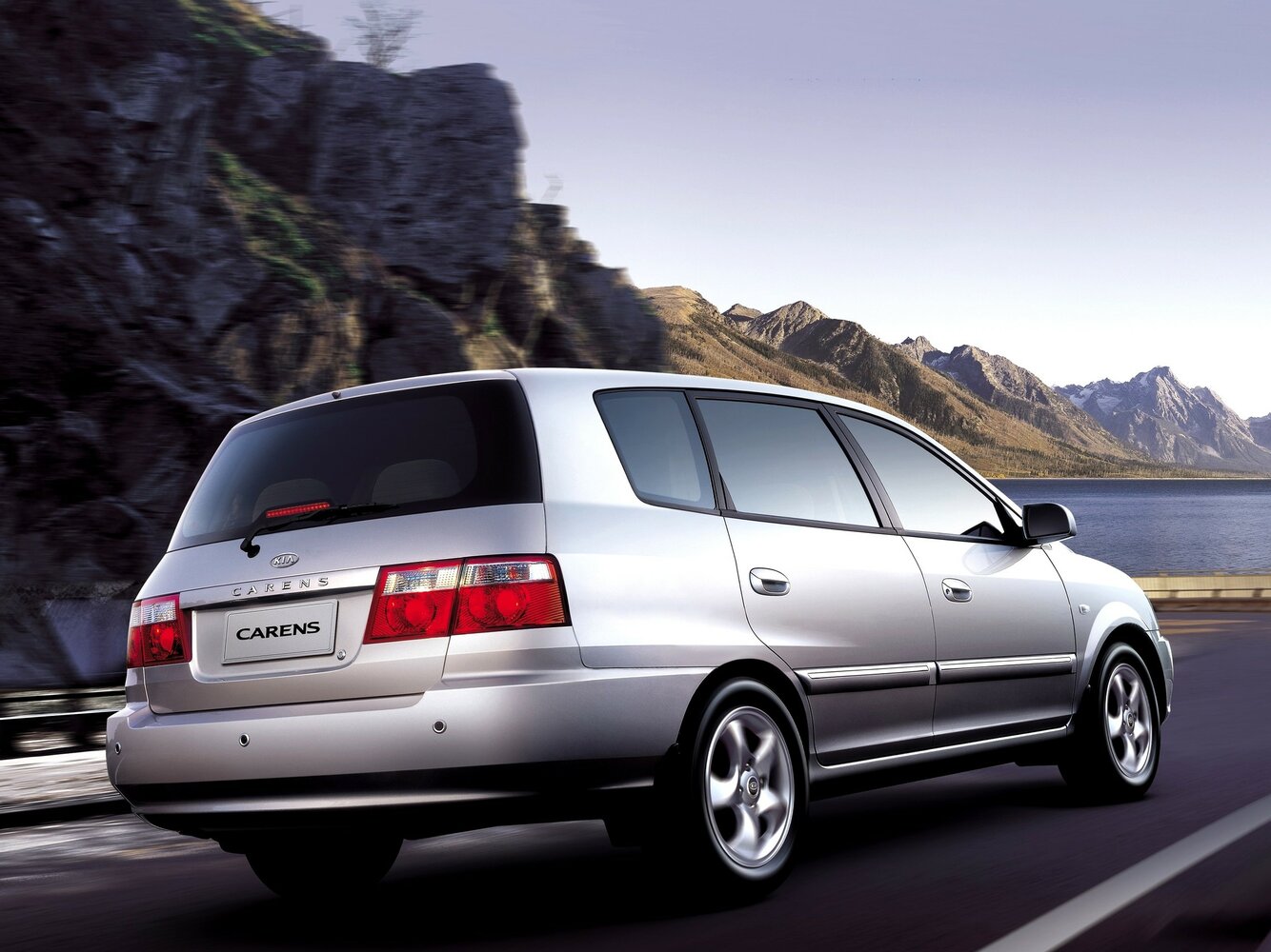Kia Carens, I (RS) Рестайлинг, 2002–2006, Компактвэн: Вид сзади в три четверти