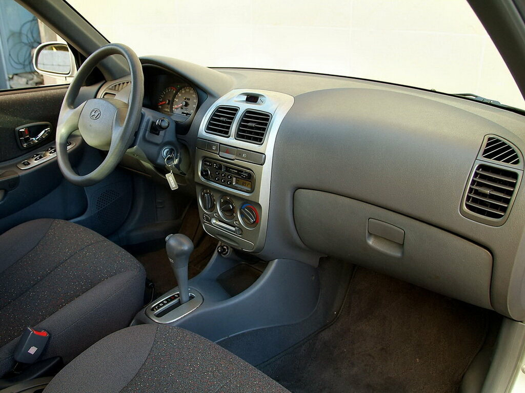 Hyundai Verna, I, 1999–2002, Седан: Передняя часть салона