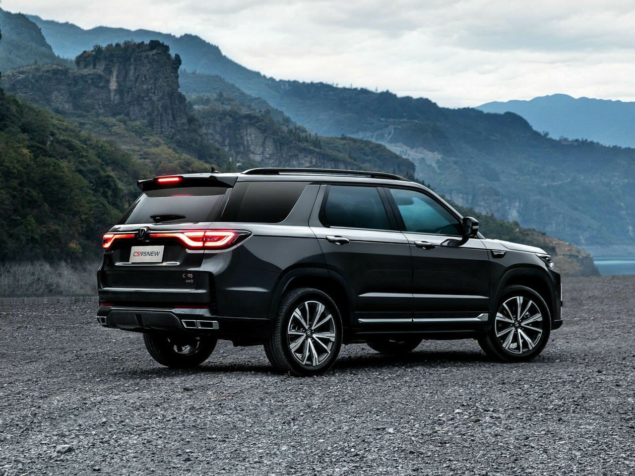 Changan CS95, I Рестайлинг 2, 2023–2026, Внедорожник 5 дв.: Вид сзади в три четверти