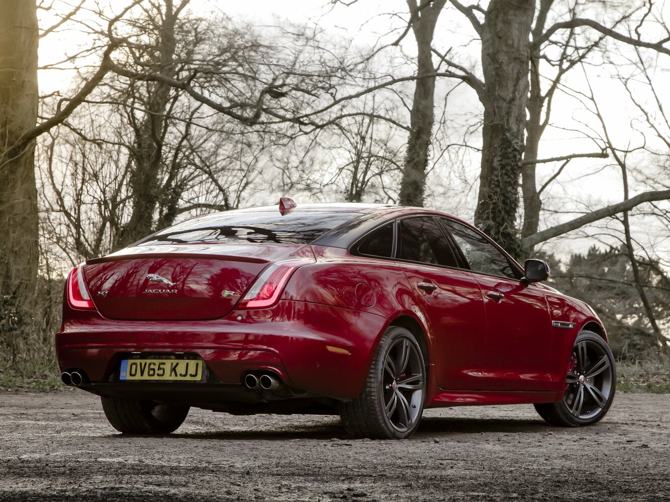 Jaguar XJR, IV (X351) Рестайлинг, 2015–2019, Седан: Вид сзади в три четверти