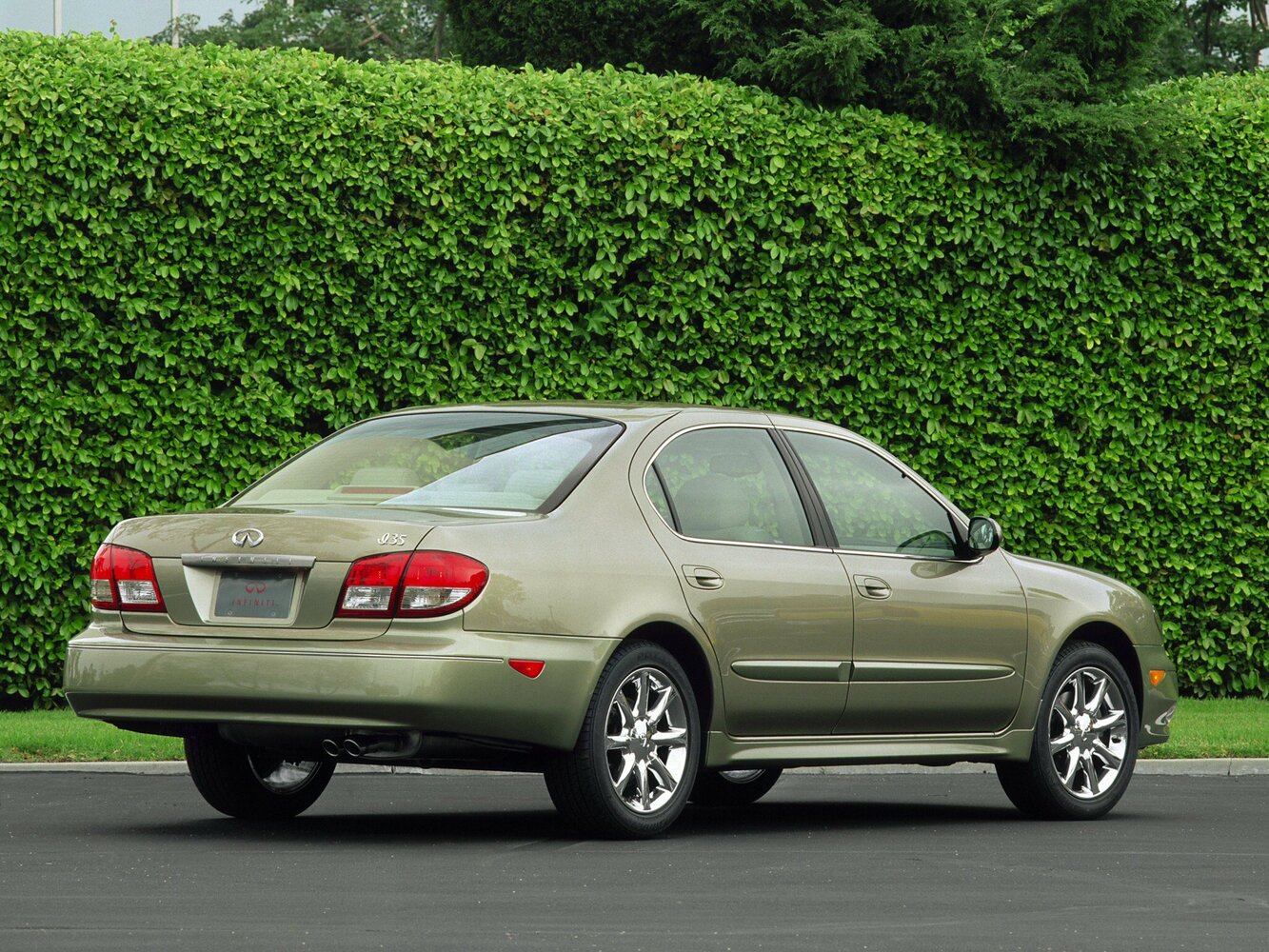 Infiniti I, II, 2000–2004, Седан: Вид сзади в три четверти