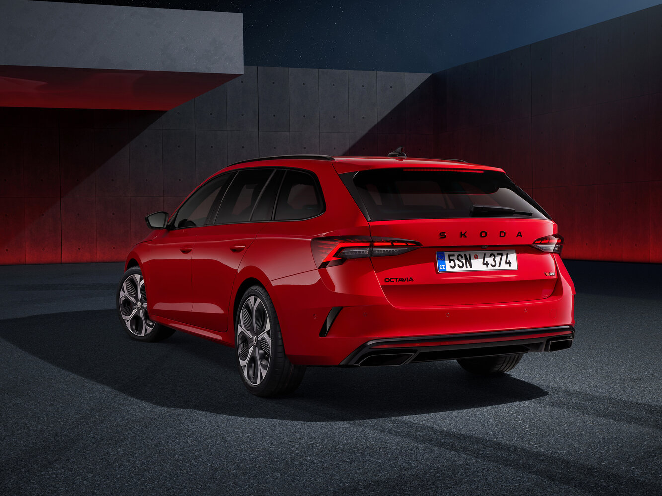 Skoda Octavia RS, IV Рестайлинг, 2024–2026, Универсал 5 дв.: Вид сзади в три четверти