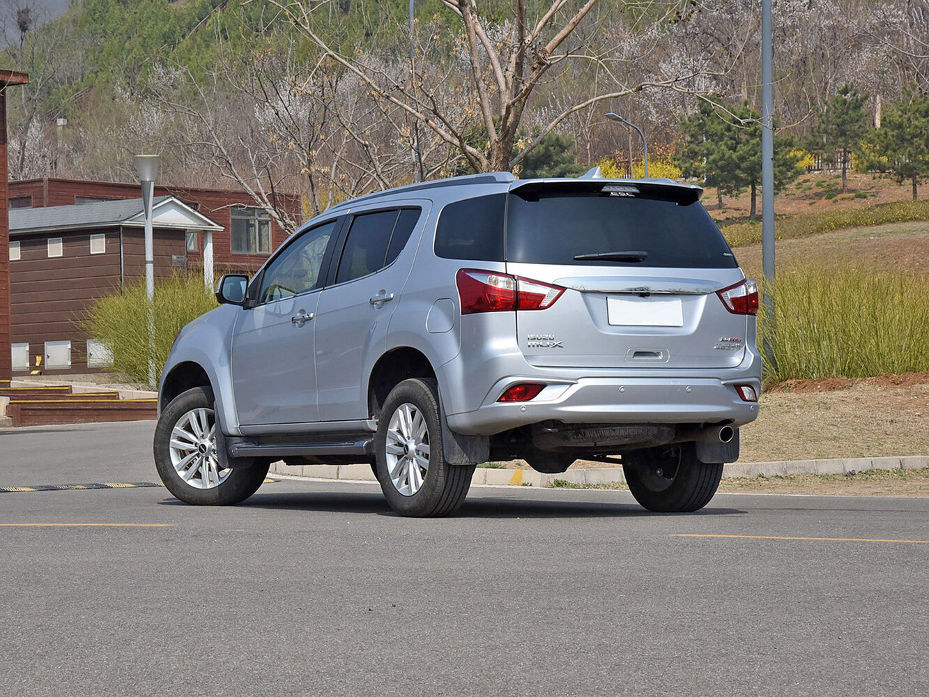 Isuzu MU-X, I facelift (China Market), 2017–2026, SUV 5 door: Rear three-quarter view