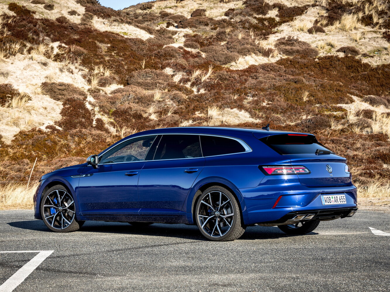 Volkswagen Arteon R, , 2020–2024, Универсал 5 дв. Shooting Brake: Вид сзади в три четверти