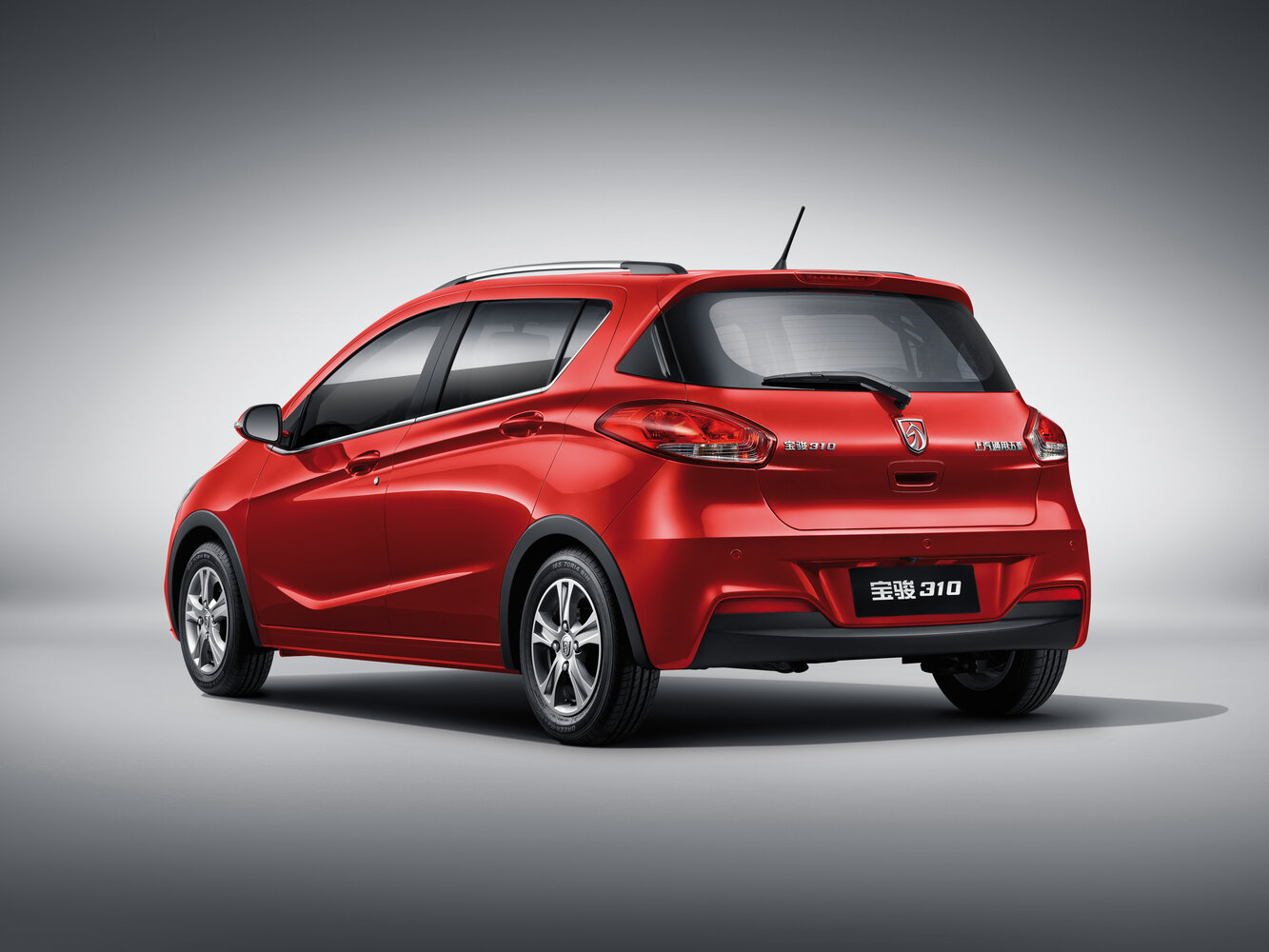 Baojun 310, I, 2016–2021, Хэтчбек 5 дв.: Вид сзади в три четверти