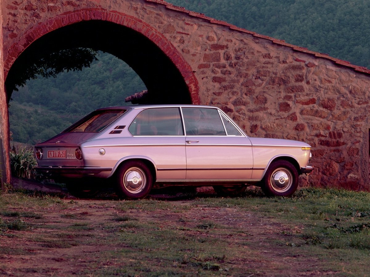 BMW 02 e10, I, 1966–1977, Хэтчбек 3 дв.: Вид сзади в три четверти