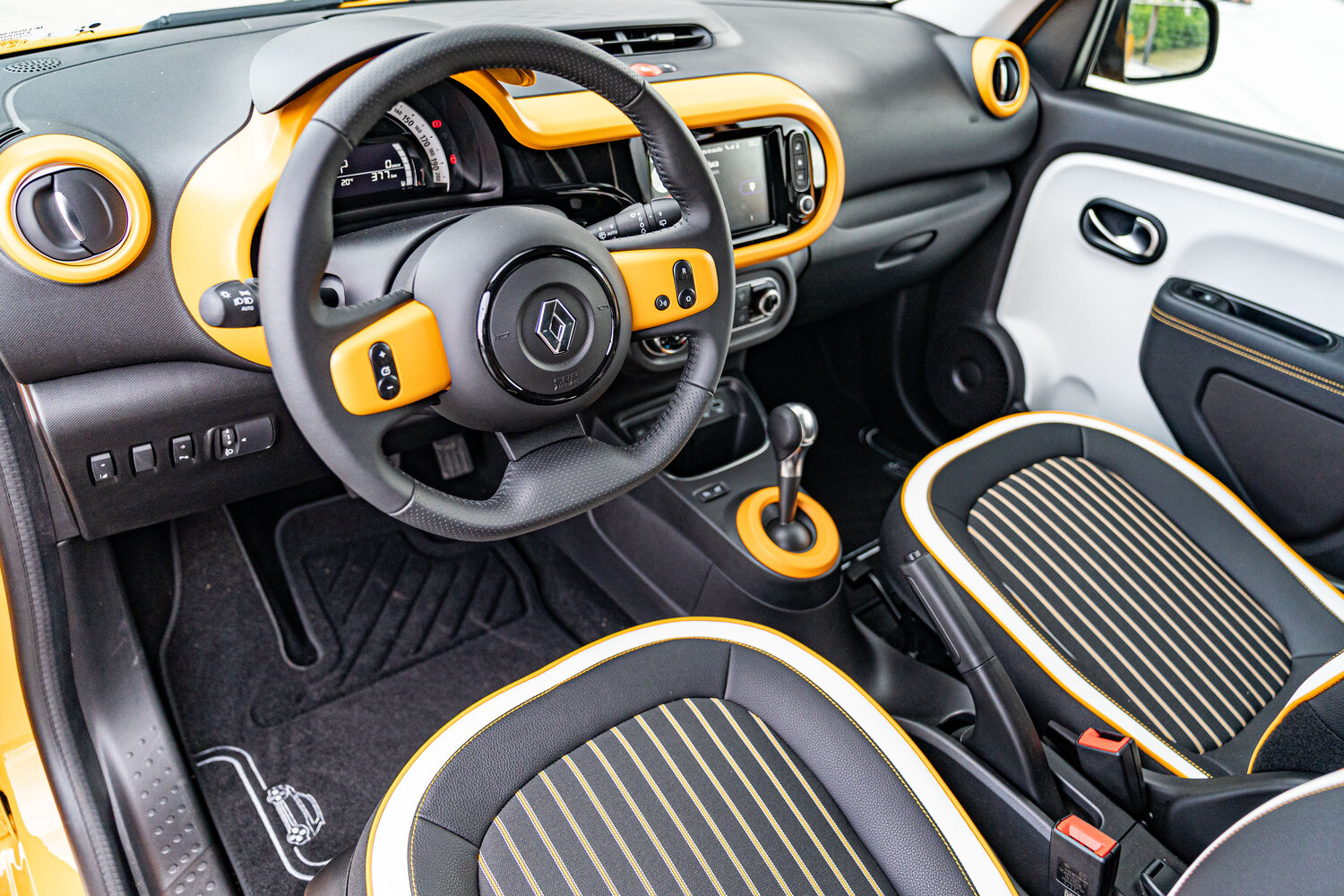 Renault Twingo, III Рестайлинг, 2019–2024, Хэтчбек 5 дв.: Передняя часть салона