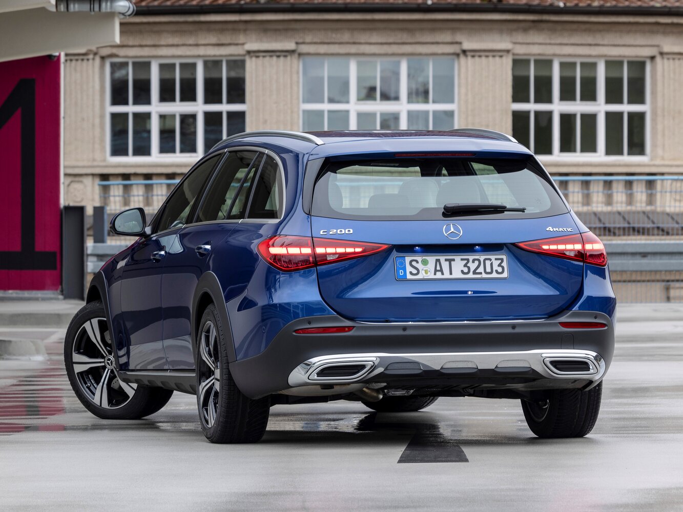 Mercedes-Benz C-Класс, V (W206), 2021–2026, Универсал 5 дв. All-Terrain: Вид сзади в три четверти