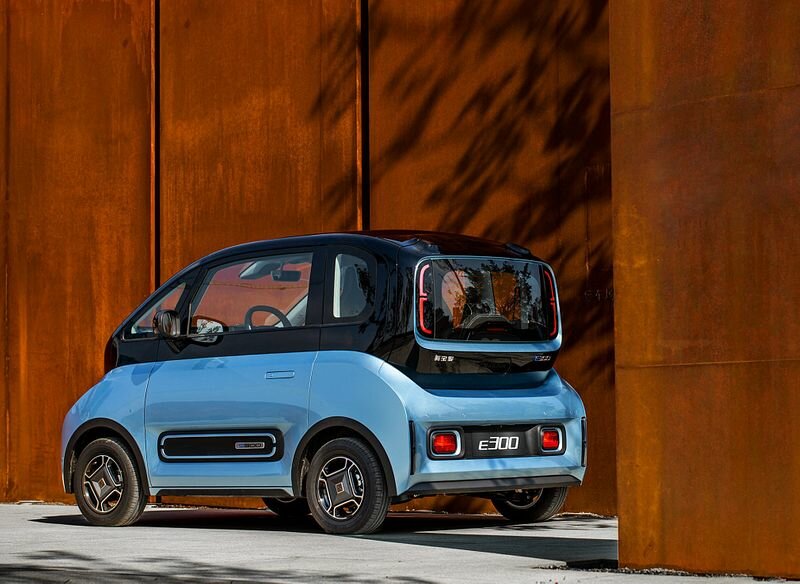 Baojun E300, , 2020–2021, Хэтчбек 3 дв.: Вид сзади в три четверти