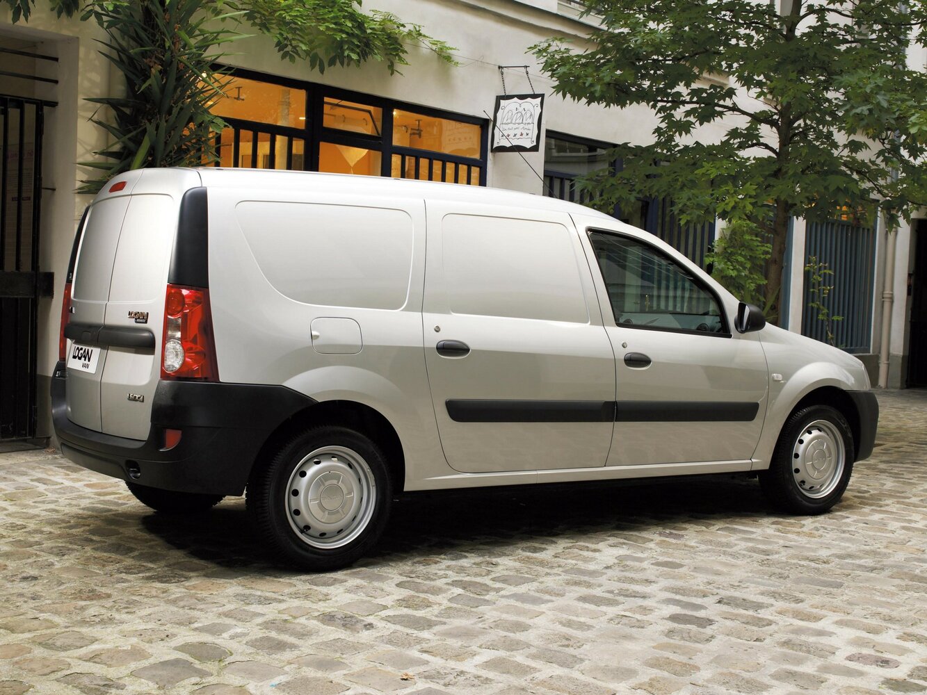 Dacia Logan, I, 2004–2012, Фургон: Вид сзади в три четверти