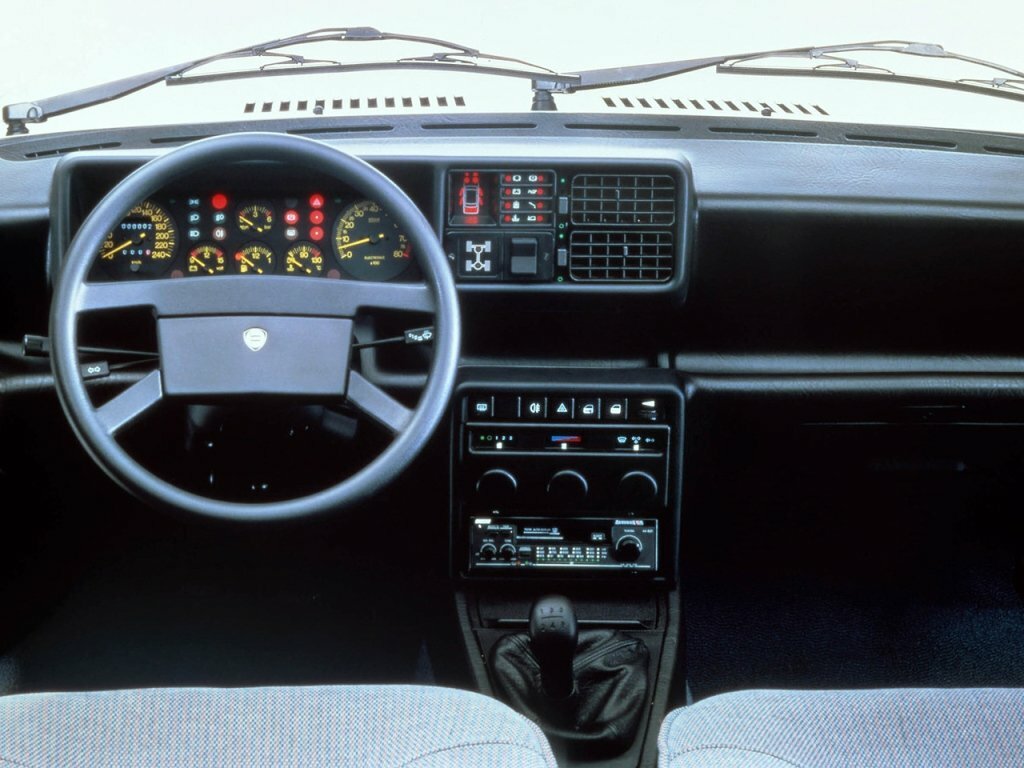 Lancia Prisma, , 1982–1989, Седан: Передняя панель