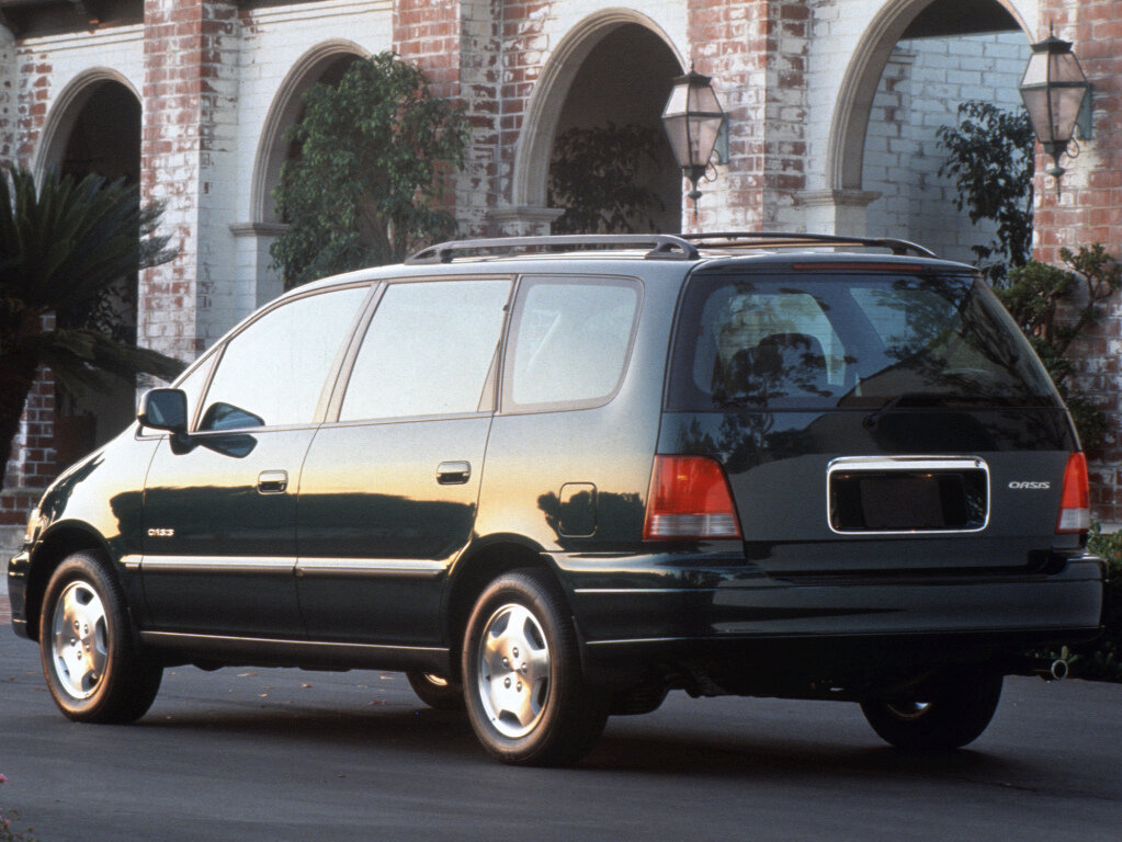 Isuzu Oasis, , 1995–1999, Compact MPV: Rear three-quarter view