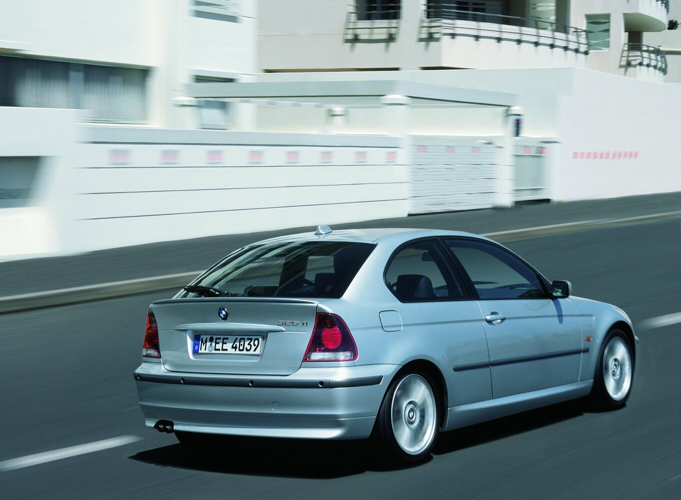 BMW 3 серии, IV (E46) Рестайлинг, 2001–2007, Хэтчбек 3 дв. Compact: Вид сзади в три четверти