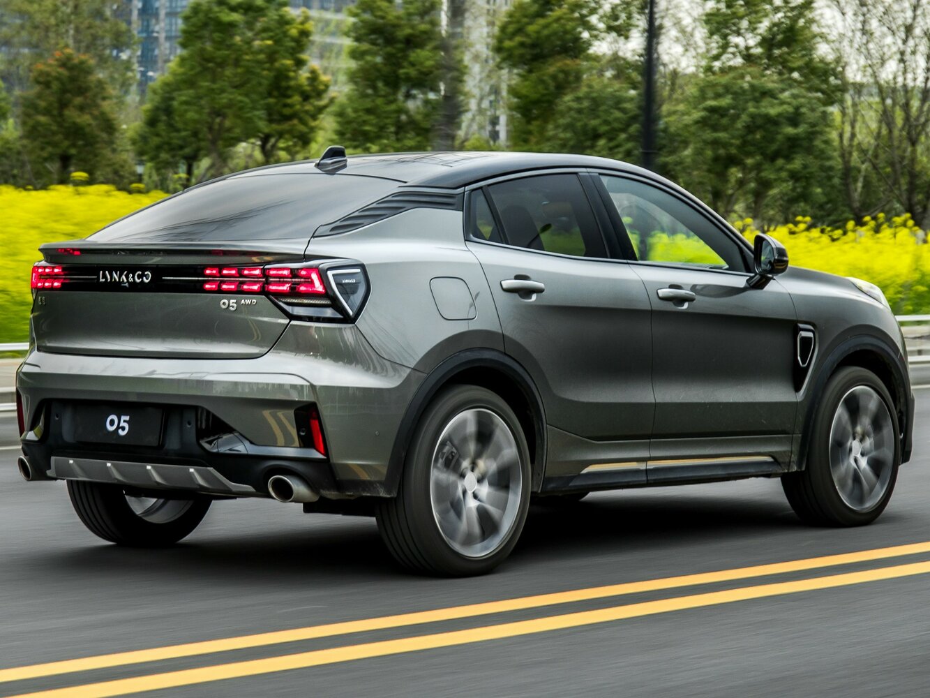 Lynk & Co 05, , 2020–2026, Внедорожник 5 дв.: Вид сзади в три четверти