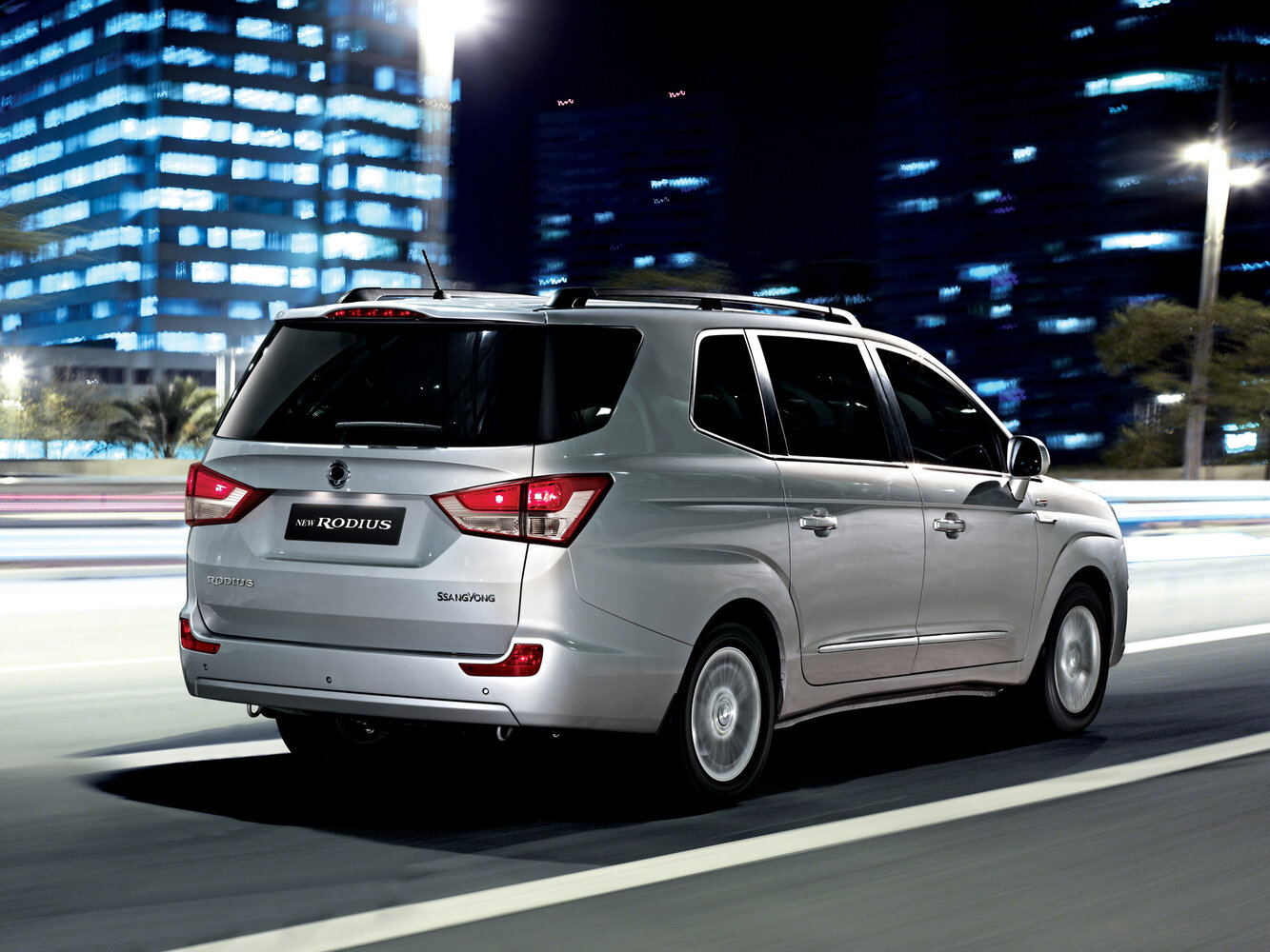 SsangYong Rodius, II, 2013–2019, Минивэн: Вид сзади в три четверти