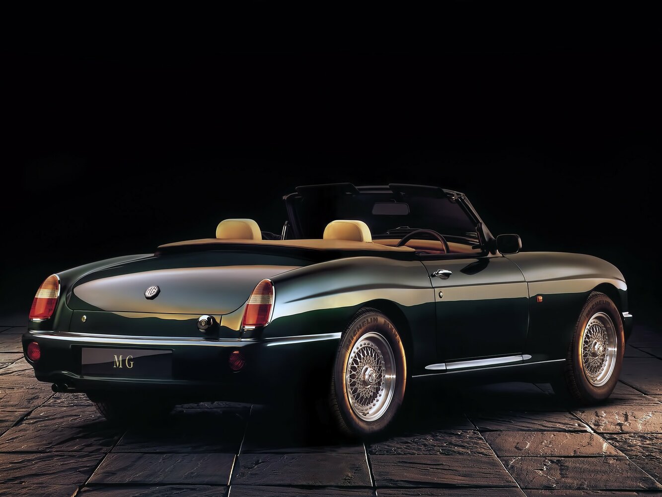 MG RV8, , 1992–1995, Родстер: Вид сзади в три четверти