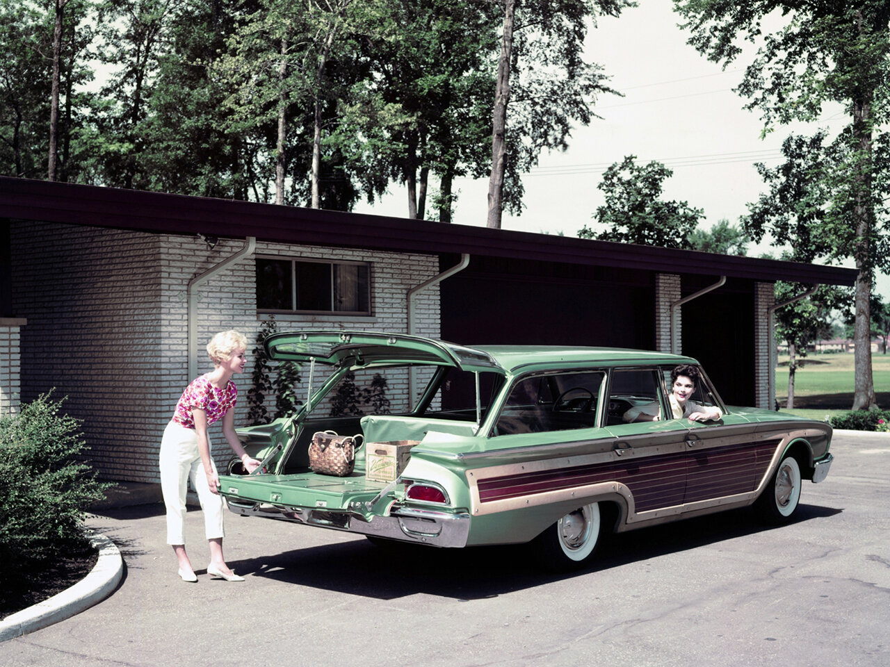 Ford Country Squire, V, 1960–1964, Универсал 5 дв.: Вид сзади в три четверти