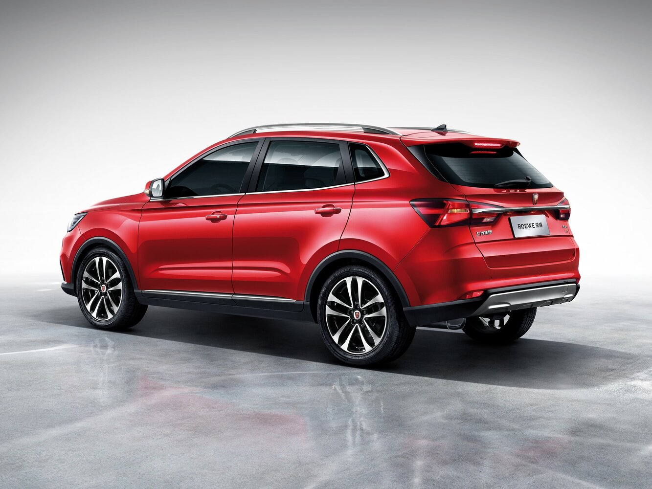 Roewe RX3, , 2017–2021, Внедорожник 5 дв.: Вид сзади в три четверти