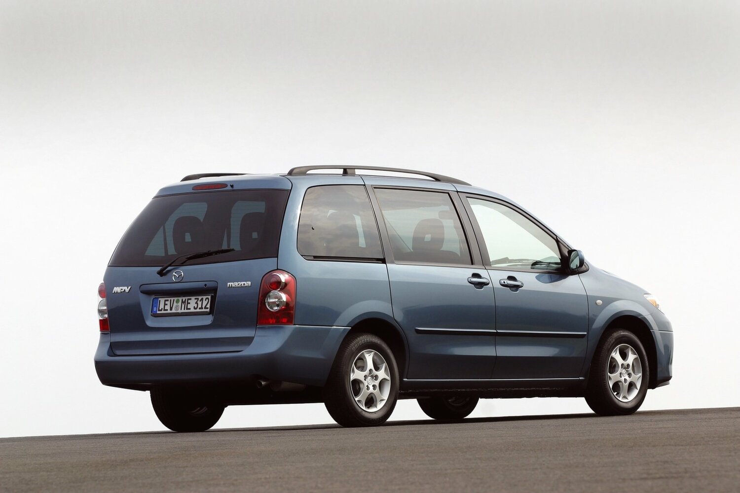 Mazda MPV, II (LW) Рестайлинг, 2003–2006, Компактвэн: Вид сзади в три четверти