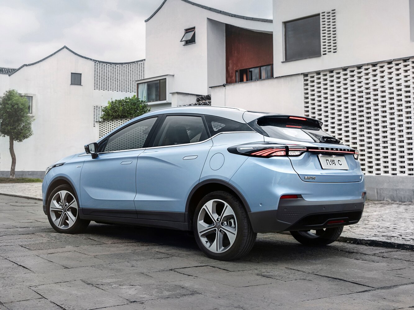Geely Geometry C, , 2020–2024, Хэтчбек 5 дв.: Вид сзади в три четверти