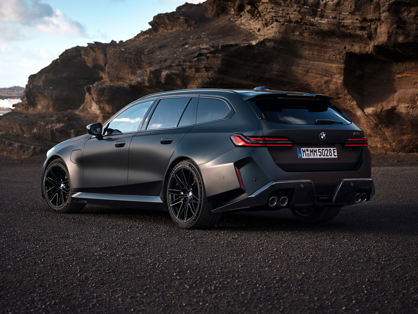 BMW M5, VII (G90), 2024–2026, Универсал 5 дв. Touring: Вид сзади в три четверти