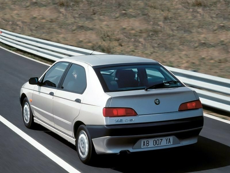 Alfa Romeo 146, , 1995–2001, Хэтчбек 5 дв.: Вид сзади в три четверти