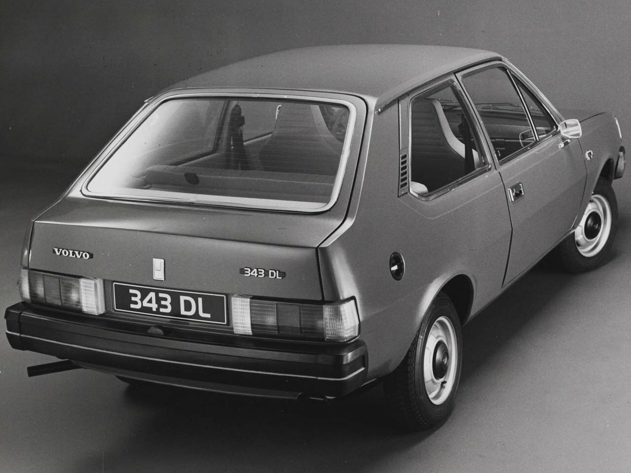 Volvo 300 Series, , 1975–1991, Хэтчбек 3 дв.: Вид сзади в три четверти
